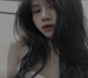 Cô gái trẻ chăn chuối chuyên nghiệp